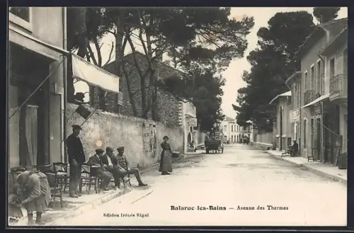 AK Balaruc-les-Bains, Avenue des Thermes avec passants et arbres bordant la rue
