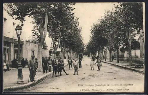 AK Lunel /Hérault, Avenue Victor-Hugo avec des passants et des arbres alignés