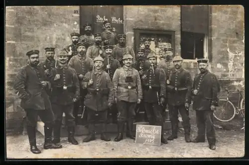 Foto-AK Fromy, Bahnwache, Gruppenfoto uniformierter Soldaten 1915, Deutsche Besetzung