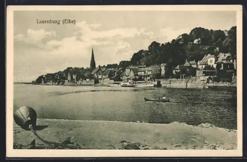 AK Lauenburg /Elbe, Stadtansicht mit Elbufer und Kirche