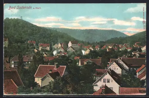 AK Bad Suderode a. Harz, Ortsansicht mit Wohnhäusern und bewaldeten Hügeln