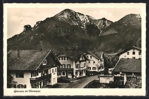 AK Grassau im Chiemgau, Ortsansicht mit Bergen und Wohnhäusern