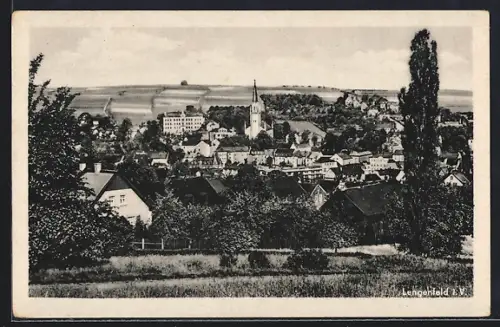 AK Lengenfeld i. V., Ortsansicht mit Kirche und umliegender Landschaft