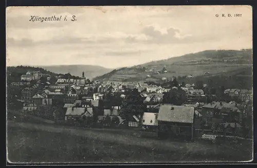 AK Klingenthal i. S., Ortsansicht mit Stadtpanorama und umliegenden Bergen