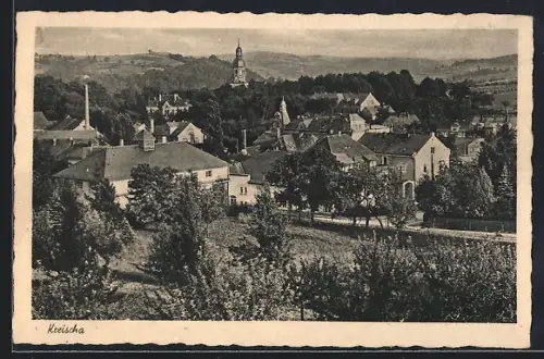 AK Kreischa / Freital, Ortsansicht mit Kirche und umliegender Landschaft