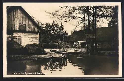 AK Lehde im Spreewald, Bauernhof, Wegweiserschild zum Café Venedig