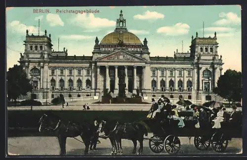 AK Berlin-Tiergarten, Reichstagsgebäude, Kutsche mit Passagieren