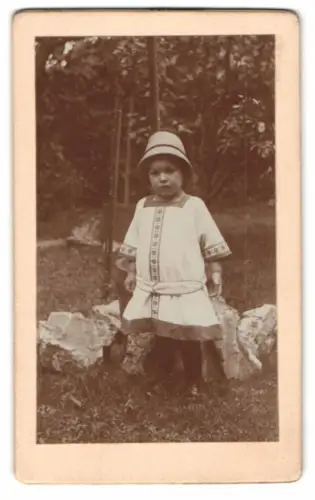 Fotografie Alfred Frölich, Offenbach a. M., Domstrasse 16, Kind im Garten