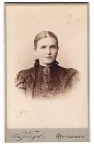 Fotografie Ferd. Kergel, Marienwerder, Marienburgerstr. 148, Porträt einer Dame