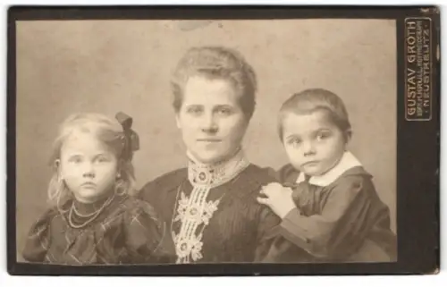 Fotografie Gustav Groth, Neustrelitz, Glambeckerstrasse 9, Frau mit zwei Kindern
