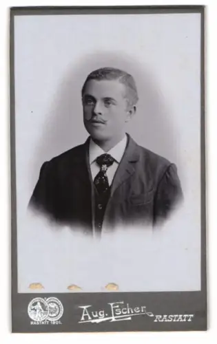 Fotografie Aug. Escher, Rastatt, Rossistrasse 4, Porträt eines eleganten Mannes