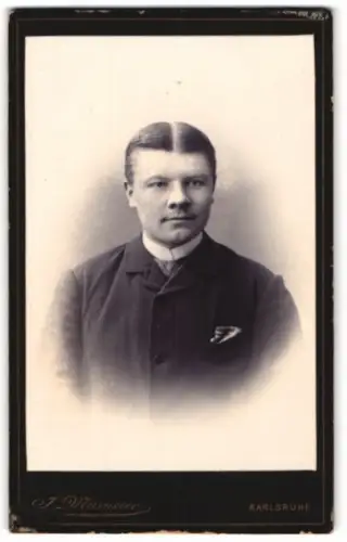 Fotografie J. Münseer, Karlsruhe, Rippenerstrasse 14, Porträt eines Herren