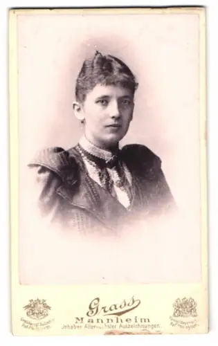 Fotografie Grass, Mannheim, Porträt einer Frau