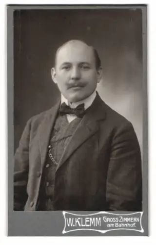 Fotografie W. Klemm, Gross-Zimmern, Am Bahnhof, Porträt eines eleganten Herrn