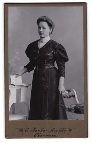 Fotografie C. Zecher Nachf., Oberwiesa, Elegante Dame in schwarzem Kleid