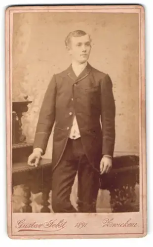 Fotografie Gustav Jobst, Zwickau, Äussere Schneebergerstrasse 20, Porträt eines jungen Mannes
