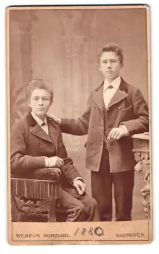 Fotografie Wilhelm Nordahl, Hannover, Humboldtstr. 1, Zwei Jungen im Anzug