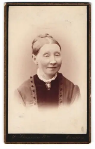 Fotografie W. Breuning, Hamburg, Bergstrasse 26, Porträt einer älteren Dame