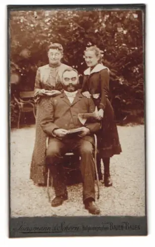 Fotografie Jungmann & Schorn, Baden-Baden, Werderstrasse 3, Ehepaar und Tochter im Garten