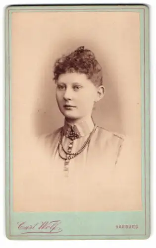 Fotografie Carl Wolf, Harburg, am Kriegerdenkmal, Porträt einer jungen Frau