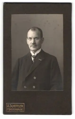 Fotografie A. Scheffler, Fürstenwalde, Porträt eines ernsthaften Mannes