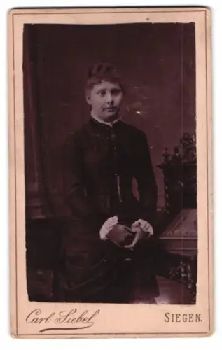 Fotografie Carl Siebel, Siegen, Porträt einer Dame in tailliertem Kleid