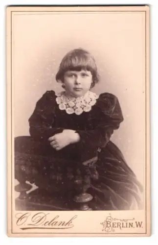 Fotografie C. Delank, Berlin, Friedrichstr. 185, Porträt eines jungen Mädchens