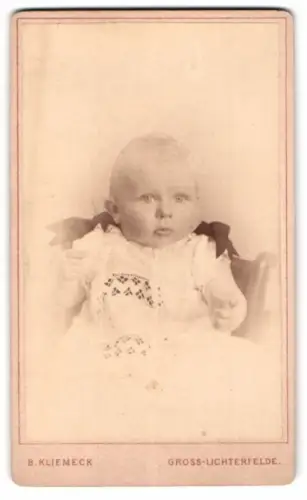 Fotografie B. Kliemeck, Gross-Lichterfelde, Mittel-Strasse, Porträt eines Kleinkinds