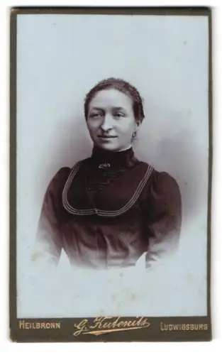 Fotografie G. Kutenits, Heilbronn, Kilianstr. 19, Portrait einer Frau