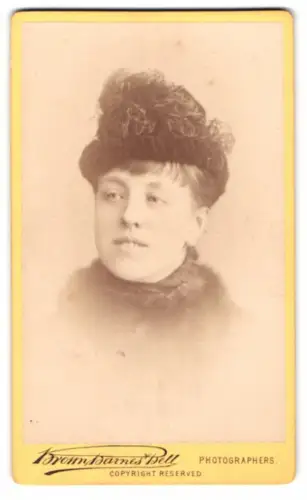 Fotografie Brown Barnes & Bell, London, Regent St 222, Porträt einer Dame mit Hut