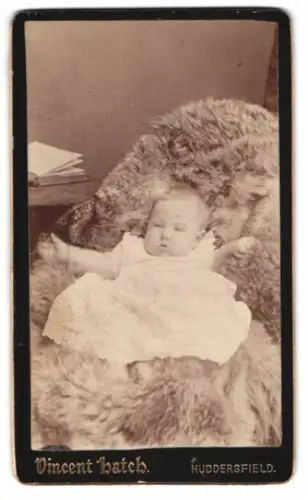Fotografie Vincent Hatch, Huddersfield, Kleinkind auf Fell gebettet