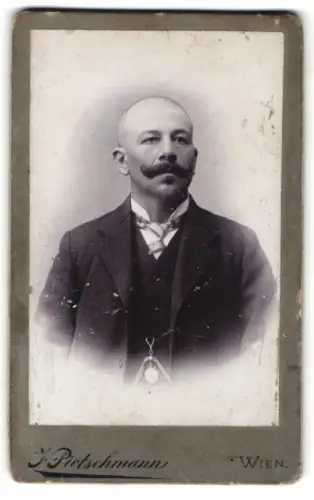Fotografie T. Pietschmann, Wien, Ottakringerstrasse 104, Porträt eines eleganten Herren