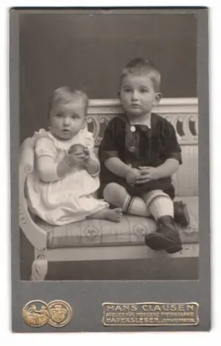 Fotografie Hans Clausen, Hadersleben, Jungfernstieg, Zwei Kinder auf Bank