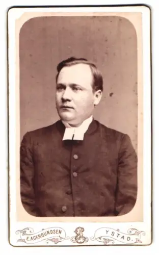 Fotografie E. Agerbundsen, Ystad, Porträt eines Mannes in geistlicher Kleidung