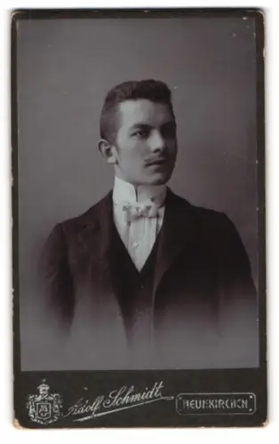 Fotografie Adolf Schmidt, Neunkirchen, Wienerstrasse, Porträt eines jungen Mannes