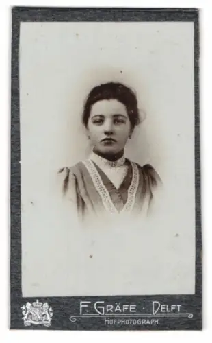 Fotografie F. Gräfe, Delft, Junges Mädchen in hochgeschlossenem Kleid