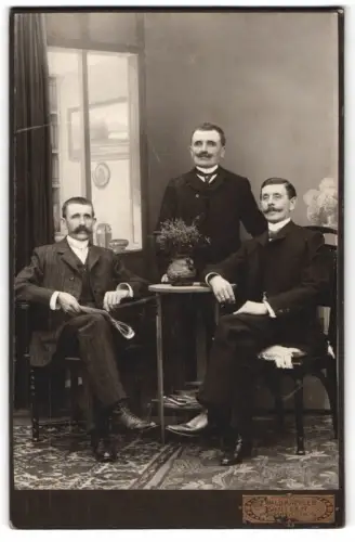 Fotografie Ewald Käppler, Bautzen, Bismarckstrasse 14, Drei Herren in Anzug