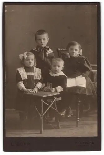 Fotografie L. Dürr, Radeberg, Dresdnerstr. 8, Vier Kinder in traditioneller Kleidung