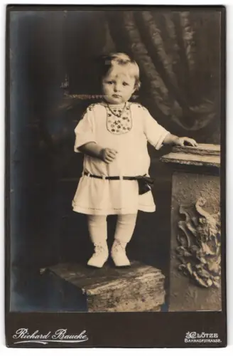Fotografie Richard Baucke, Clötze, Bahnhofstrasse, Kind im weissen Kleid