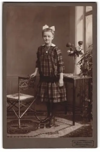 Fotografie Bernh. Franke, Spremberg, Mädchen mit karriertem Kleid und Schleife