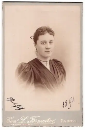 Fotografie Cav. L. Fiorentini, Padova, Porträt einer Frau mit Kreuzkette 1894