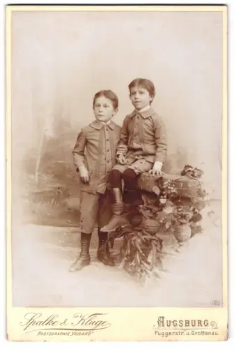 Fotografie Spalke & Kluge, Augsburg, Fuggerstr. u. Grottenau, Zwei Kinder in feiner Kleidung