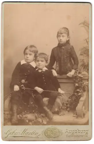Fotografie Gebr. Martin, Augsburg, Bahnhofstrasse 24, Drei Kinder in traditioneller Kleidung
