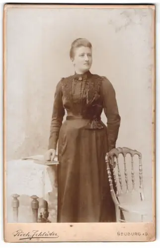 Fotografie Rich. Schlüter, Neuburg, Färberstrasse 85, Porträt einer Dame mit Stuhl