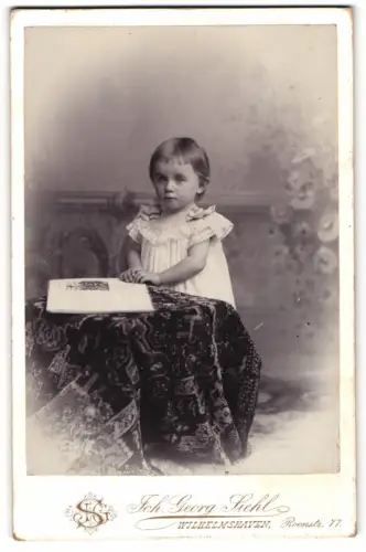 Fotografie Joh. Georg Stiehl, Wilhelmshaven, Roonstrasse 77, Portrait eines kleinen Kindes
