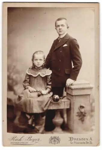 Fotografie Rich. Beyer, Dresden, Gr. Plauensche Str. 35, Zwei Geschwister im Atelier