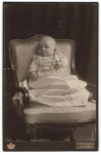 Fotografie W. Höffert, Potsdam, Humboldtstrasse 1, Porträt eines Kleinkinds auf einem Stuhl