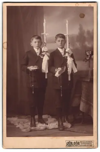 Fotografie Prof. Ed. Uhlenhuth, Schweinfurt, Zwei Jungen mit Bibeln und Kerzen