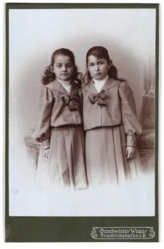 Fotografie Geschwister Weyer, Friedrichshafen a. B., Porträt von zwei Mädchen in Matrosenkleidern