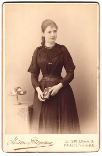 Fotografie Müller & Pilgram, Leipzig, Löhrstr. 11, Frau mit elegantem Kleid